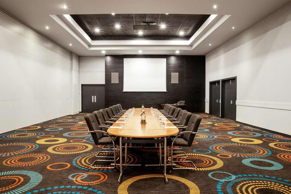 Radisson Red Heathrow 4*
